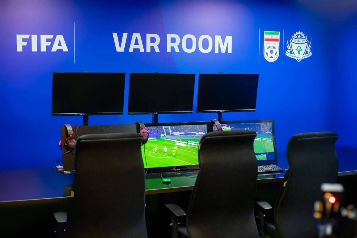فوتبال ایران قرار است با VAR ناقص لیگ بیست و ششم را آغاز کند؟ این سوالی است که فدراسیون فوتبال باید به آن پاسخ بدهد.