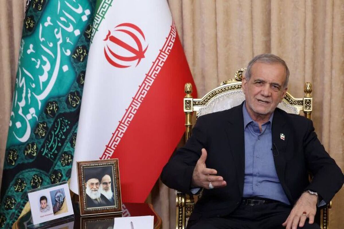 رئیس‌جمهور با تاکید بر اینکه ما با مذاکره مشکلی نداریم، اما فجایعی که رژیم صهیونیستی در منطقه و کشور ما رقم زده وضعیت را بحرانی کرده است، گفت: امیدواریم پس از عبور از این بحران، باز بتوان به میز مذاکره بازگشت، البته این نیازمند یک شرط و آن اعتماد به روند گفت‌وگو است. نباید در میانه گفت‌وگو، مجدداً به رژیم صهیونیستی اجازه حمله داده شود.
