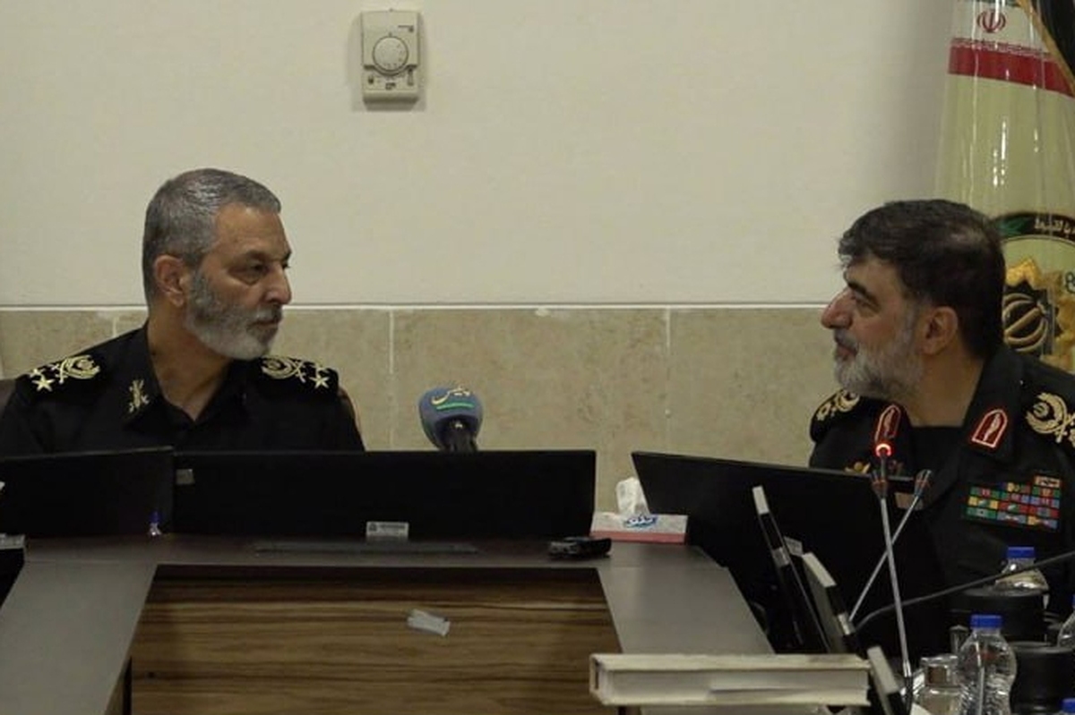 در دیدار فرمانده کل فراجا با سرلشکر موسوی، نقش راهبردی فراجا در کمک به تأمین امنیت ملی در جنگ ۱۲ روزه و مبارزه با جاسوسان و مزدوران رژیم صهیونی بررسی و بر اهمیت بهره‌گیری از اطلاعات ده‌ها میلیونی مردمی در کشور در مواجهه با شرایط جنگ و بحران تاکید شد.