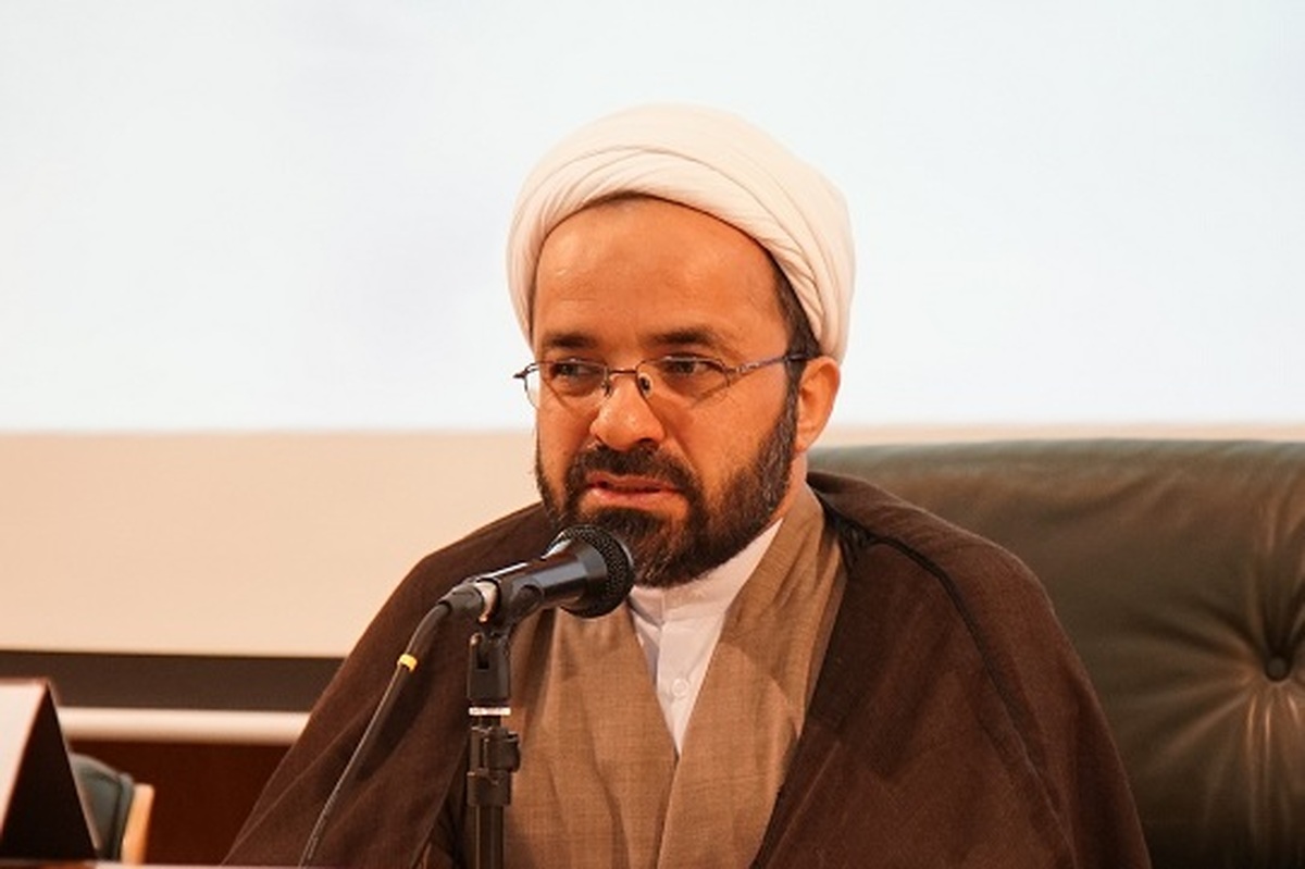 یکی از مهم‌ترین پرسش‌ها در «الهیات فرهنگ» ربط و نسبت بین «دین و فرهنگ» است‌؛ این‌که آیا دین در تقابل با فرهنگ است، یا دین در تعلق به فرهنگ است و یا این‌که دین در نسبتی دیالکتیک با فرهنگ‌های زمینه‌ای قرار دارد.