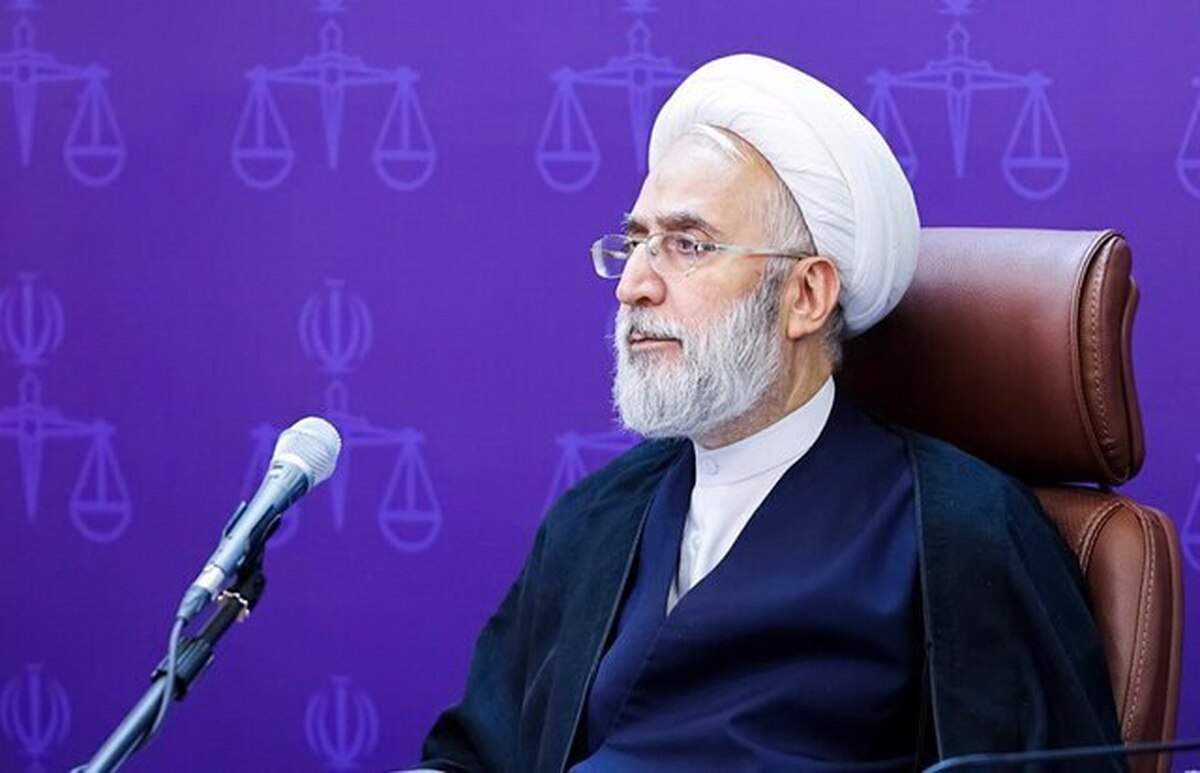 دادستان کل کشور: همه مسئولان در همه سطوح و در همه نهاد‌های قضایی، اجرایی، نظامی و انتظامی خدمتگزار و جان‌فدای مردم هستند و مردم نیز به این موضوع واقف هستند، لذا هر کجا که نیاز باشد از مسئولان خود حمایت می‌کنند.