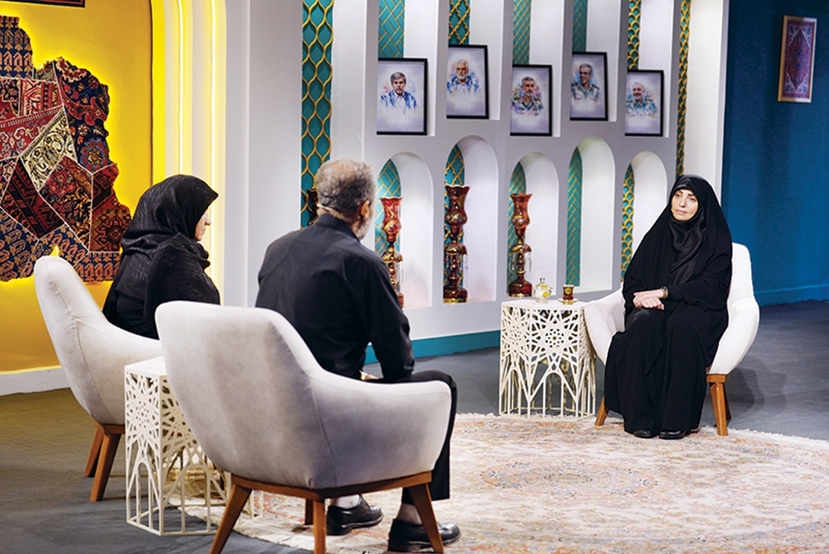 از درد گفتن هیچ‌وقت ساده نبوده و نیست به‌خصوص درد از دست دادن و پرکشیدن عزیزانی که در یک جنگ نابرابر شهید شدند. این‌که در قاب تلویزیون قرار بگیری و از درد نبود عزیزانت و پرکشیدن‌شان بگویی، انگار داغ روی داغ است اما نکته مهم حرف زدن از شهیدانی است که مثل مردم عادی زندگی می‌کردند و در جنگ ۱۲روزه پرکشیدند؛ از شهدای هلال‌‌احمر تا مردم عادی که در زمان ملاقات در زندان اوین شهید شدند.