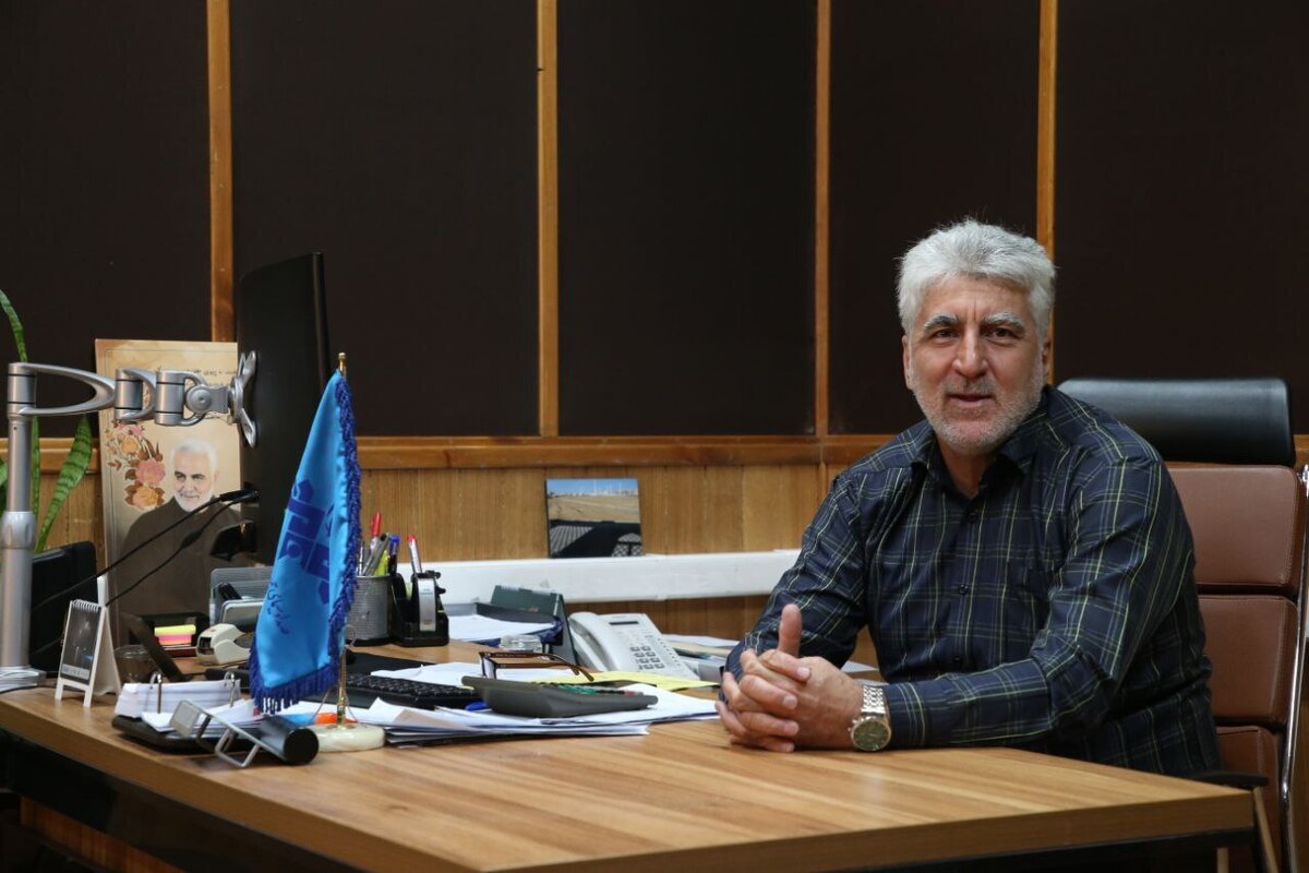 در روزهایی که بحران پشت بحران می‌آید؛ از آتش‌سوزی یکی از استودیوها و جنگ گرفته تا داغ شهادت رئیس‌جمهور و هیئت همراه، صدای رادیو نه تنها خاموش نشد، بلکه محکم‌تر از همیشه به کارش ادامه داد.