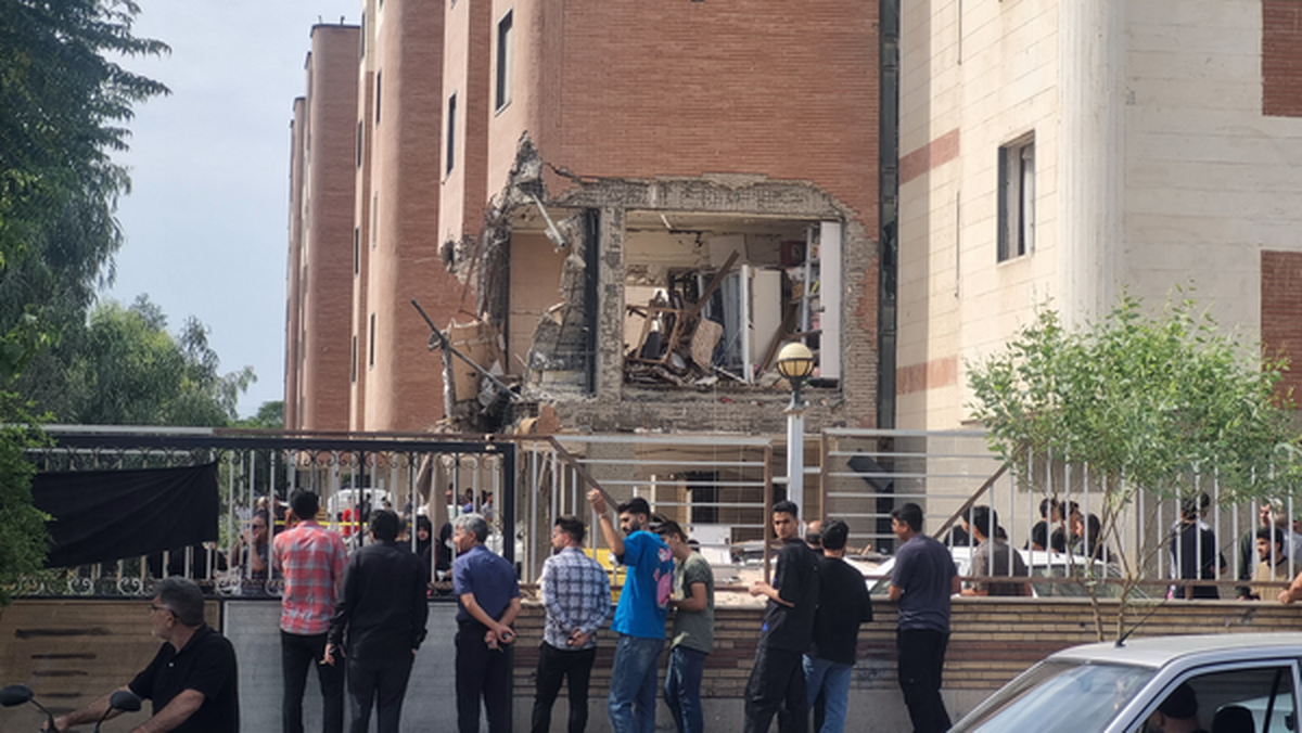 ساعتی قبل یک واحد مسکونی در محله پردیسان قم دچار انفجار شد؛ علت این حادثه نشت گاز اعلام شده و ۷ نفر بر اثر آن مجروح و به مراکز درمانی منتقل شدند.