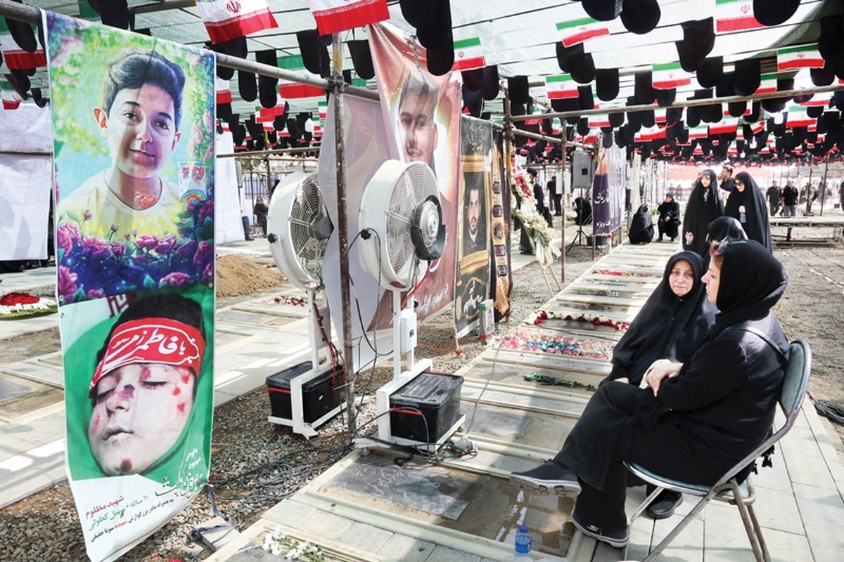تا همین ۴۰روز پیش، اینجا یک زمین خاکی خالی بود؛ قطعه زمینی دریکی از فرعی‌های بهشت زهراکه پرنده‌ هم آنجا پر نمی‌زد. سوت و کور بود.نه سایبانی داشت، نه ترکیب پرچم‌های ایران و عزاداری خودشان را به‌دست باد سپرده بودند.