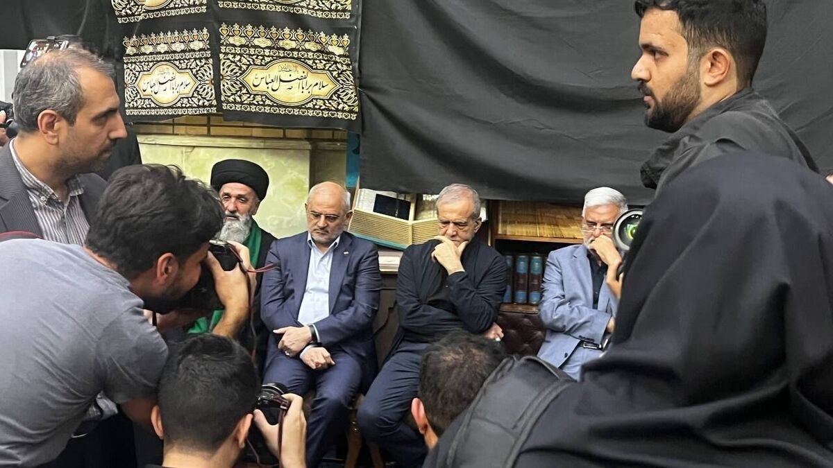 آیین گرامیداشت شهدای اقتدار ارتش جمهوری اسلامی ایران امروز (چهارشنبه) با حضور رئیس جمهور و رئیس مجلس شورای اسلامی برگزار شد.