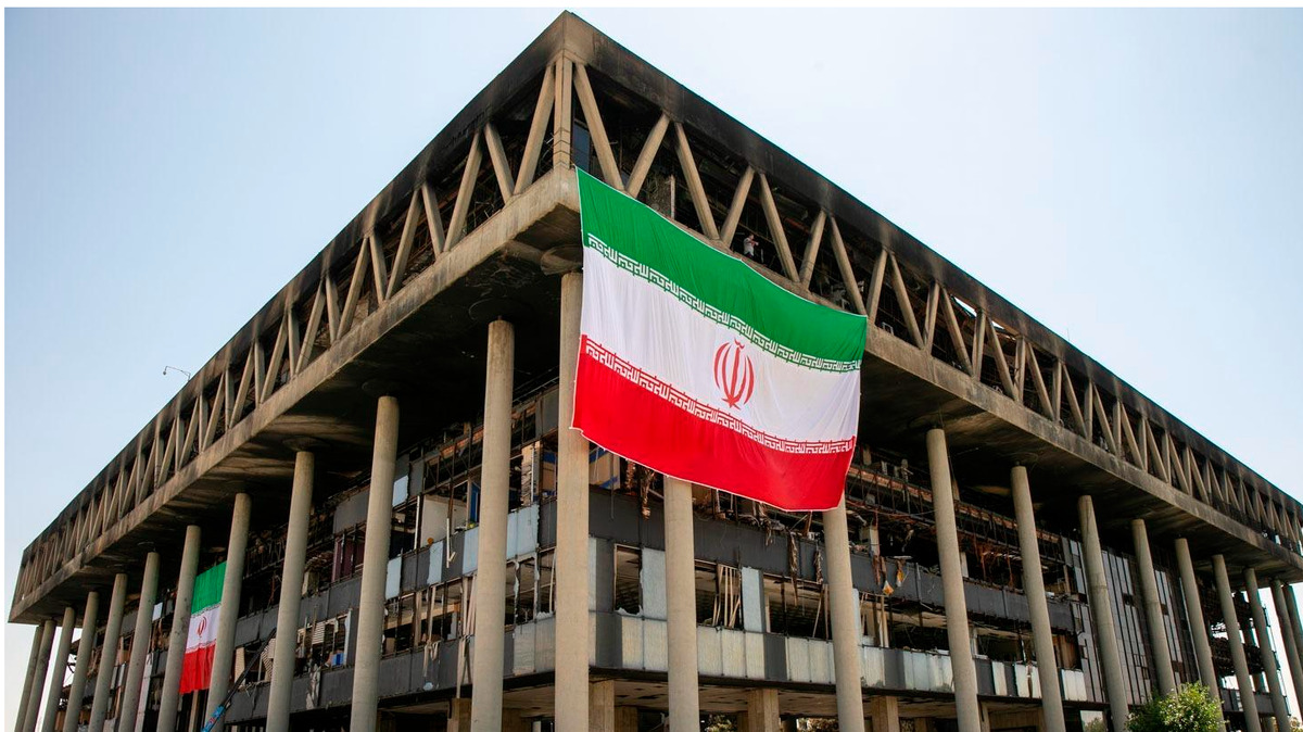 حفظ بخشی از ساختمان شیشه‌ای به شکل دست‌نخورده، فراتر از یک انتخاب معماری ساده است؛ این تصمیم، هم پیوندی است با گذشته و هم گامی است به سوی آینده‌ای که در آن رسانه ملی به عنوان نهاد حافظه جمعی کشور شناخته می‌شود.