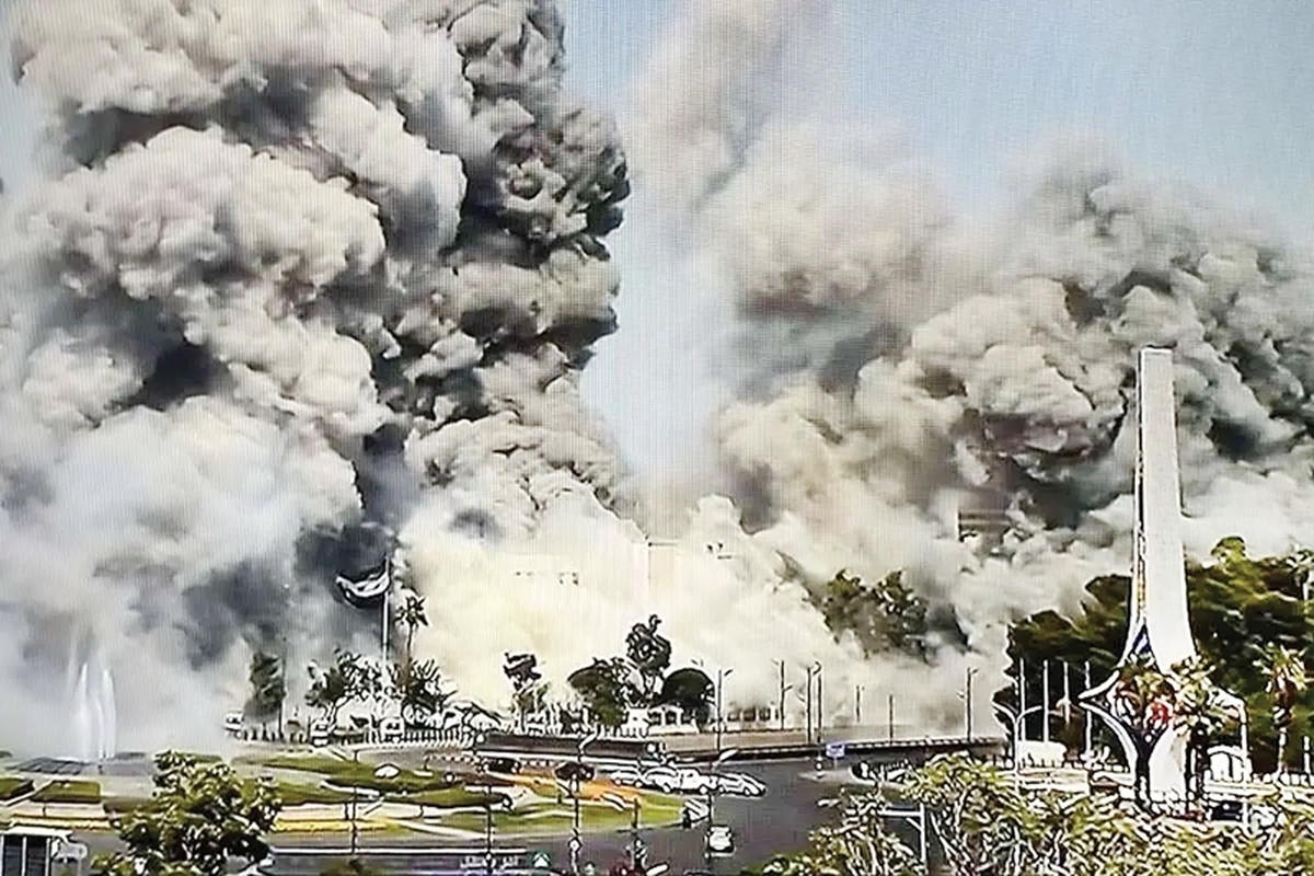 ارتش اسرائیل در یک عملیات هوایی گسترده، مقر فرماندهی ستاد کل ارتش و کاخ ریاست جمهوری سوریه در دمشق را به‌شدت بمباران کرد. این حمله با چندین حمله هوایی همزمان انجام و خسارات سنگینی به ساختمان فرماندهی وارد شد. تصاویر پخش زنده تلویزیونی، شدت و گستردگی این حملات را نشان می‌دهد.