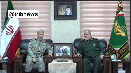 ببینید |  دیدار و گفتگوی فرمانده کل ارتش و فرمانده کل سپاه