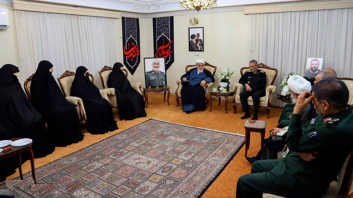 حجت‌الاسلام و المسلمین گلپایگانی به همراه سرلشکر موسوی با حضور در منزل شهید سپهبد سلامی با خانواده ایشان دیدار و گفت‌و‌گو کردند.