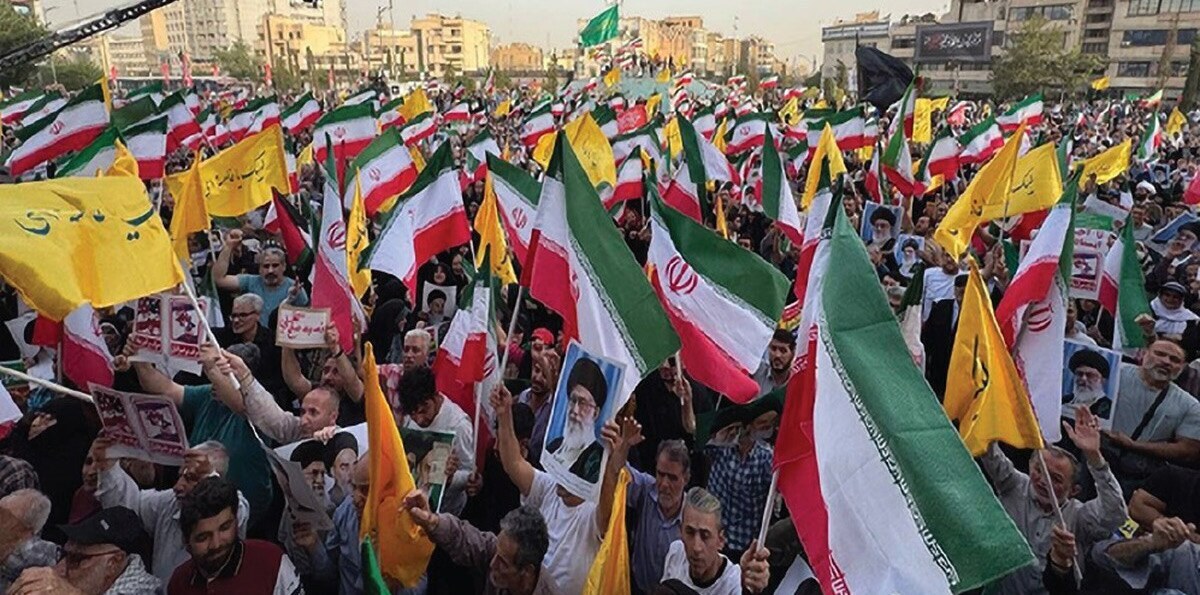 فتنه‌ های متعددی که بیشتر در سی سال اخیر با سعایت عناصر وابسته به جهان سلطه انجام پذیرفت، چه آنان که با اتخاذ سیاست‌های اقتصاد و فرهنگ لیبرال سرمایه‌داری، زمینه‌ساز ایجاد فتنه شدند و چه آنها که با کینه‌توزی و اهداف تجزیه‌طلبانه و شکستن حریم قانون اساسی و دشمنی با انقلاب اسلامی و ولایت فقیه و... در آتش فتنه دمیدند؛ خیانت‌کارانی بودند که در جرأت بخشیدن به حکومت خبیث صهیونیستی برای حمله نظامی، نقش مهم و اساسی را ایفاء کردند‌.