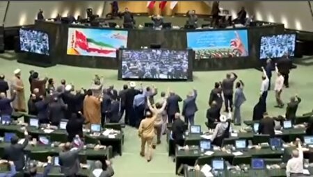 ببینید | شعار مرگ بر آمریکا و مرگ بر اسرائیل نمایندگان مجلس پس از رای قاطع به طرح تعلیق همکاری‌ها با آژانس