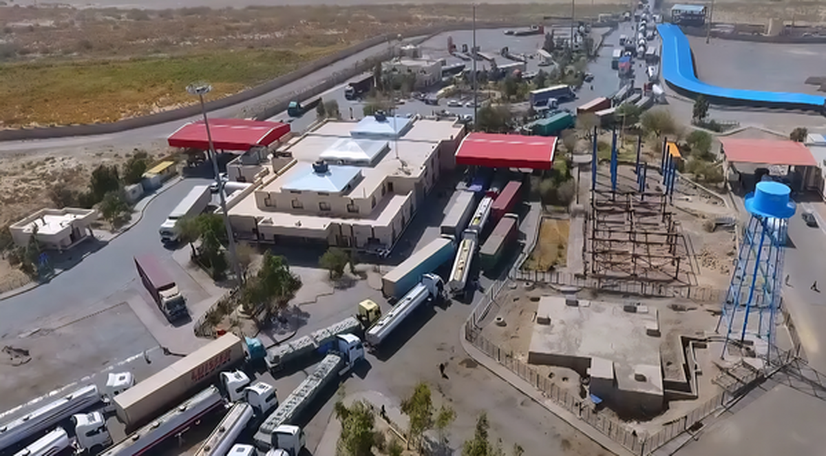 ایوب کرد، مدیرکل راهداری و حمل و نقل جاده‌ای سیستان و بلوچستان از ترانزیت بیش از ۳۰۷ هزار تن کالا طی سه ماهه نخست سال جاری از طریق پایانه‌های مرزی شمال استان خبر داد که نشان‌دهنده افزایش ۱۸ درصدی در تناژ کالا و ۱۴ درصدی در تعداد ناوگان نسبت به مدت مشابه سال گذشته است.