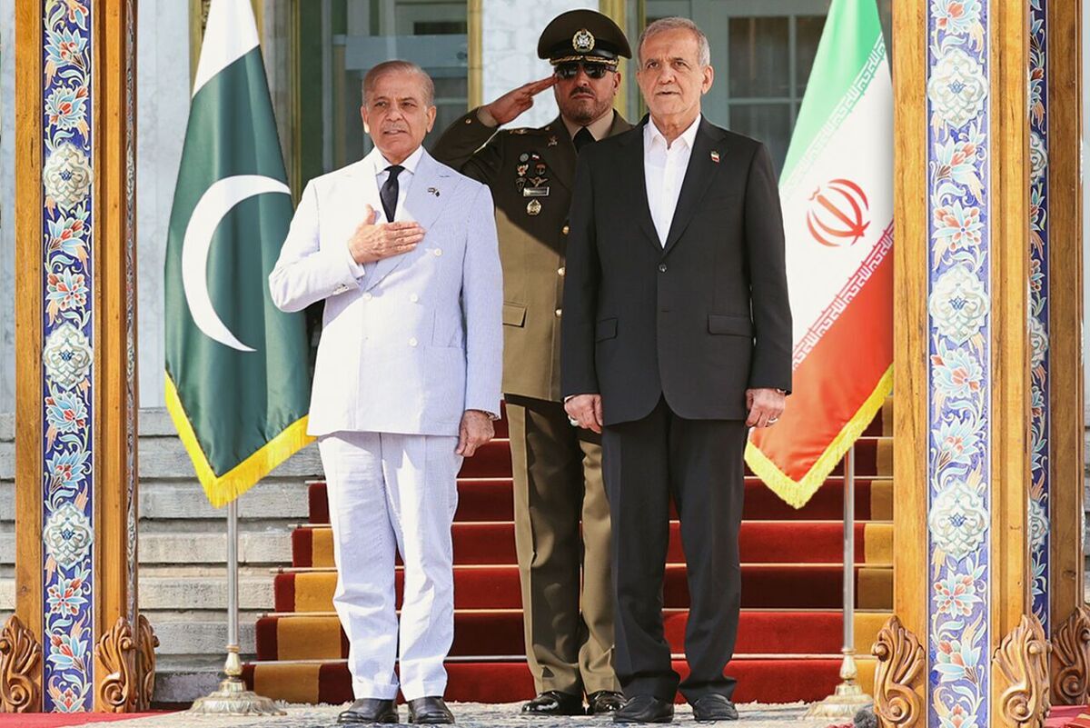 پزشکیان با استقبال نخست وزیر پاکستان وارد اسلام‌ آباد شد