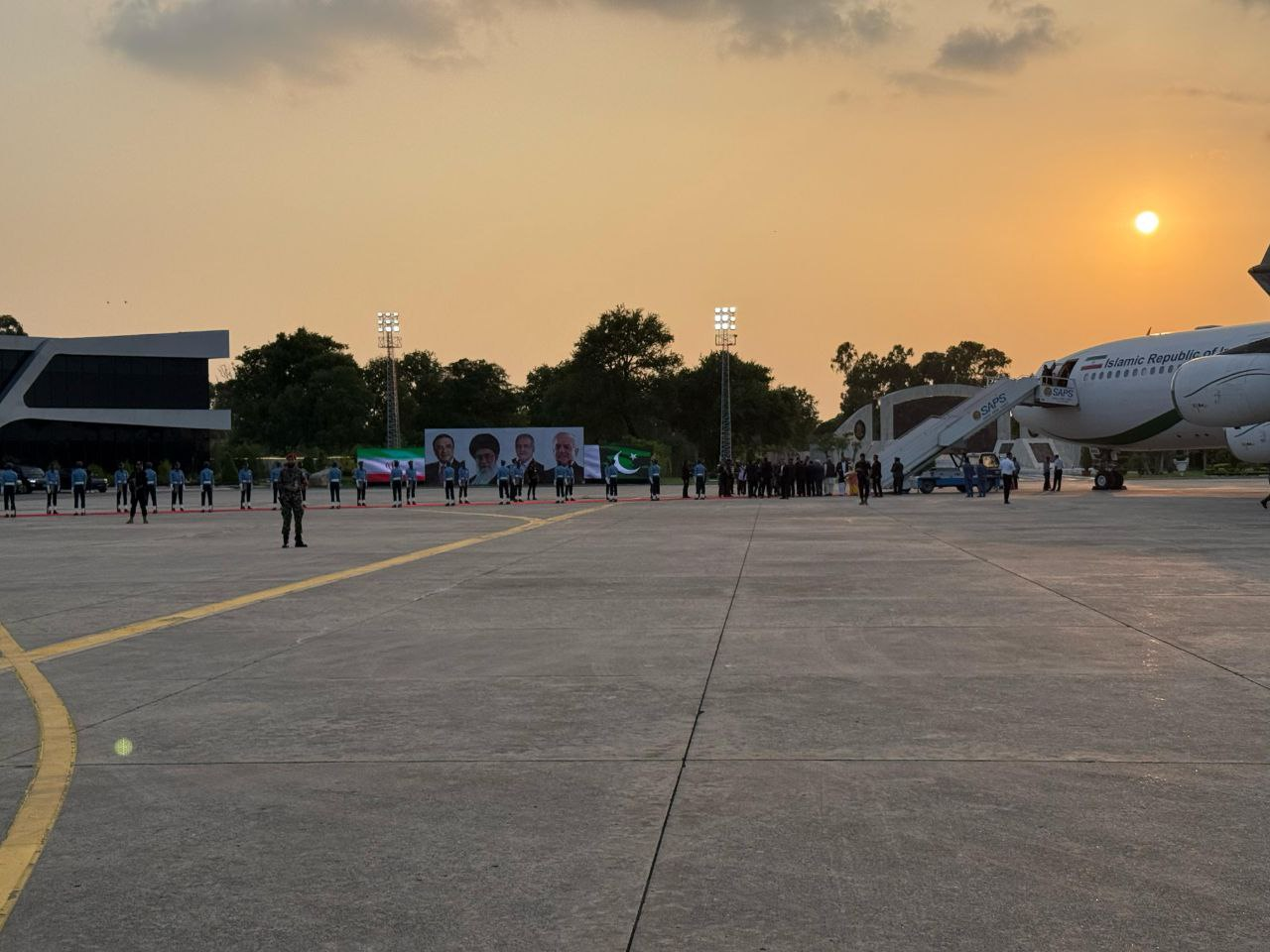 پزشکیان با استقبال نخست وزیر پاکستان وارد اسلام آباد شد پزشکیان با استقبال نخست وزیر پاکستان وارد اسلام آباد شد