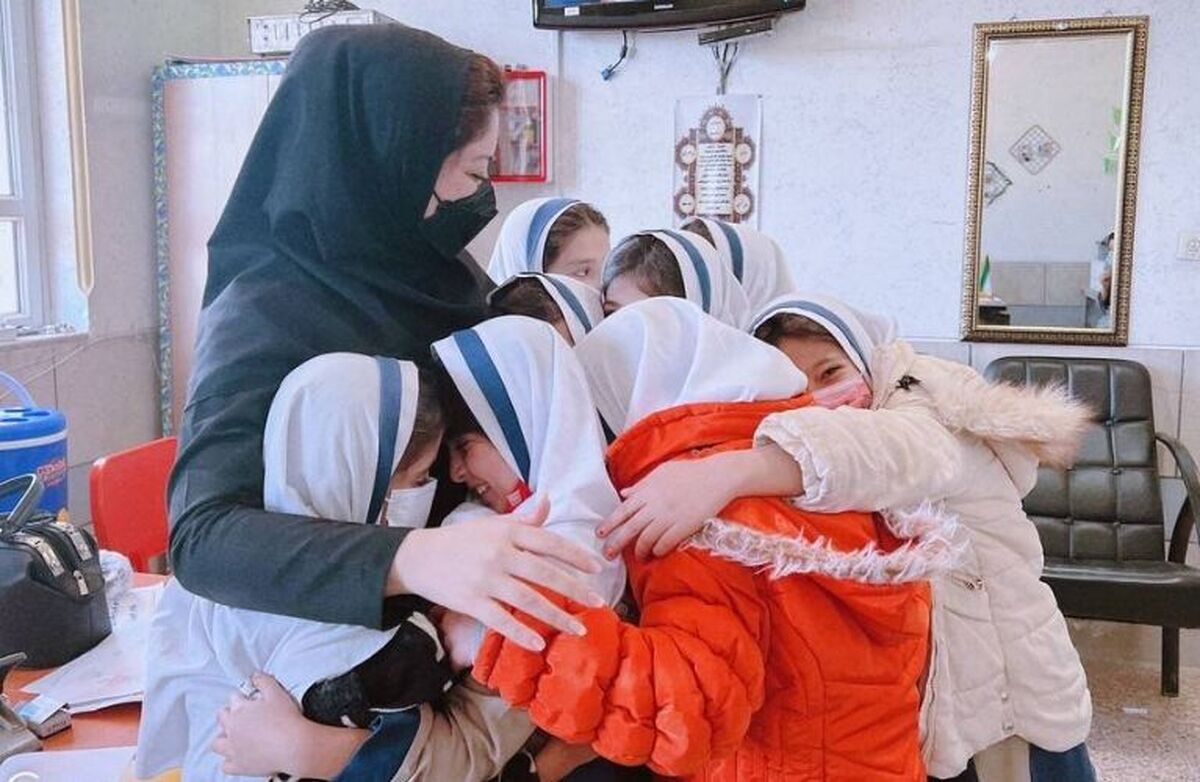 مدیر مدرسه روستایی که با یک دست صدا ایجاد کرد