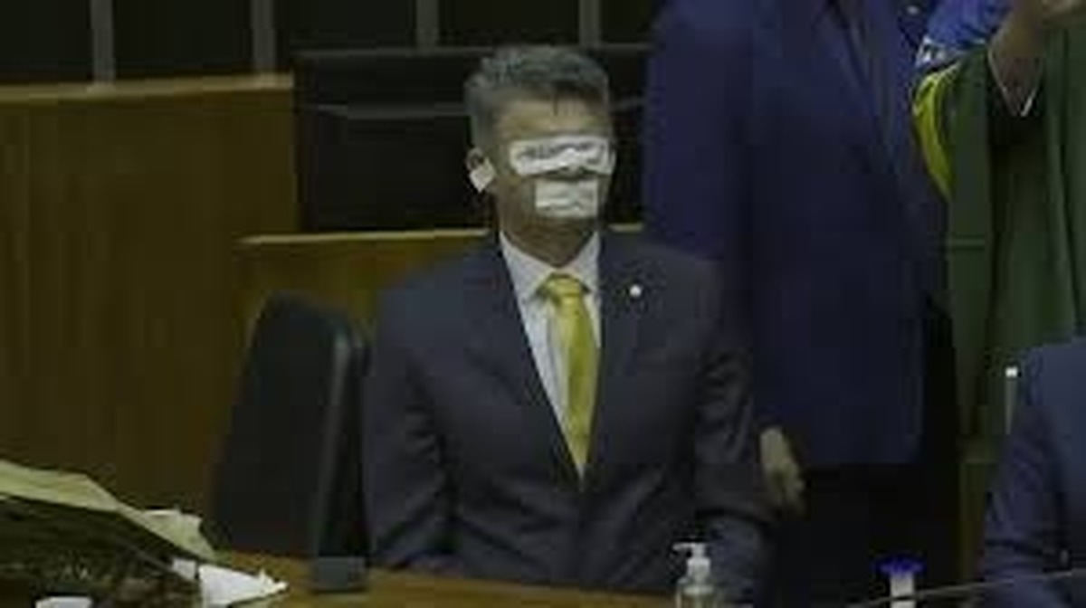 ببینید | چشمان و دهان بسته