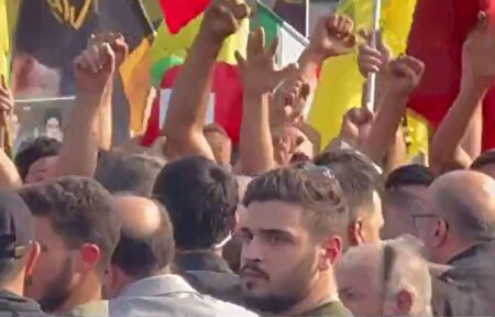 ببینید ا استقبال از لاریجانی با شعار لبیک یا نصرالله و هیهات منا ذله