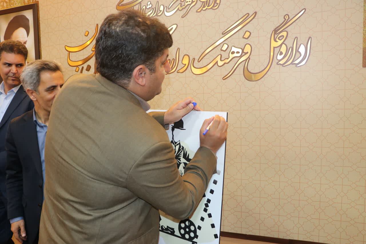 پوستر نخستین جشنواره فیلم‌ های کمدی سینمای ایران رونمایی شد 