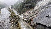 ببینید | سقوط کوه روی خودرو