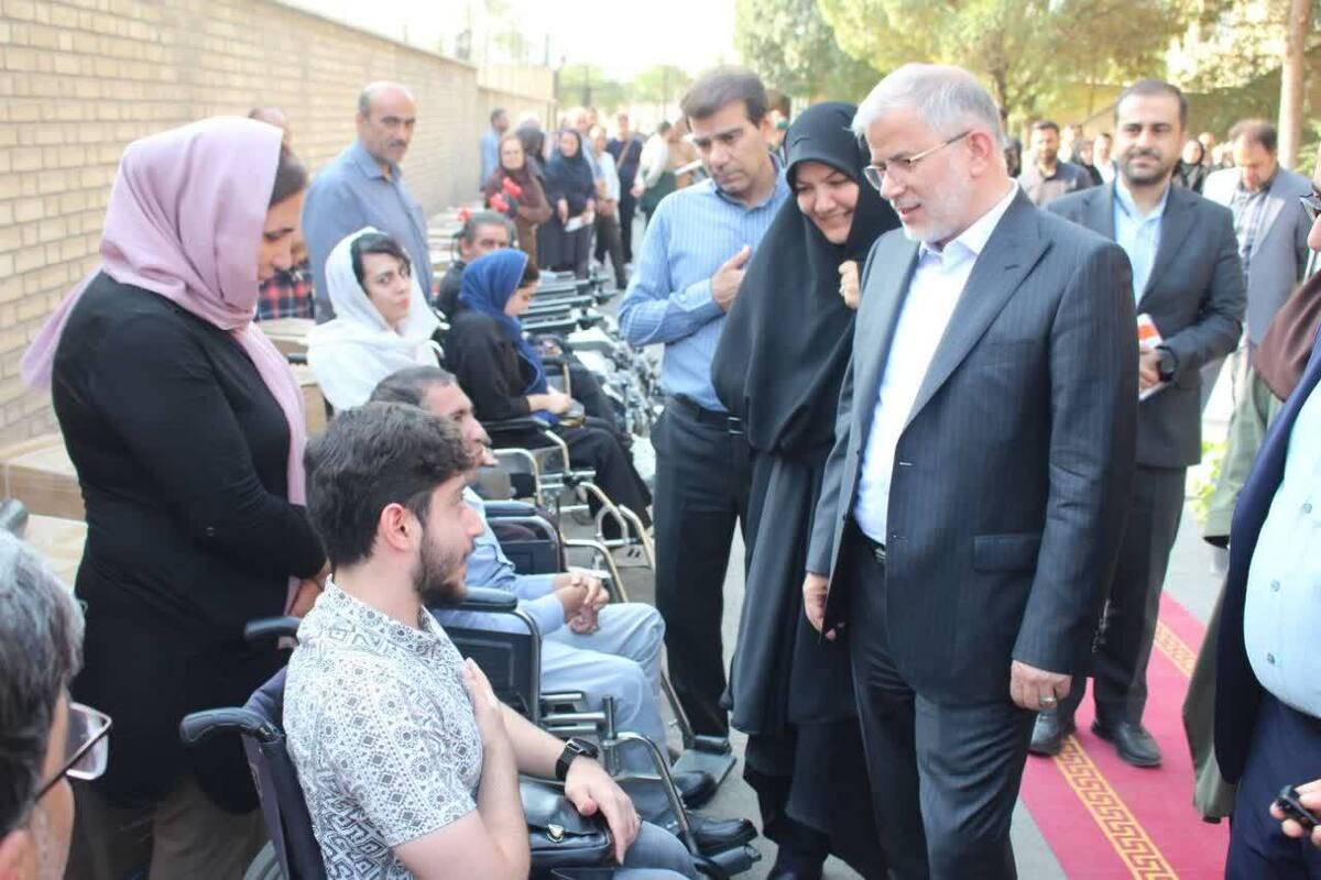 نماینده عالی دولت در استان البرز در مراسم اهدای تجهیزات توانبخشی که امروز طی آئینی در اداره کل بهزیستی استان البرز برگزار شد گفت: توزیع ۲۶۱۰ دستگاه ویلچر و وسایل تخصصی توانبخشی در البرز نشانه‌ای از توجه جدی دولت به توانمندسازی معلولین و ایجاد فرصت‌های برابر برای حضور آنان در جامعه است.