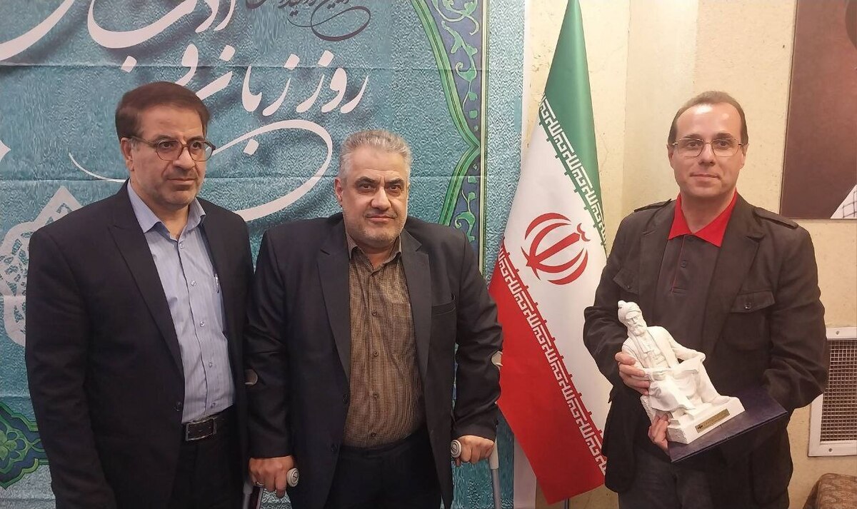 گوینده رادیو ورزش برگزیده دومین آیین روز شعر و ادب فارسی شد