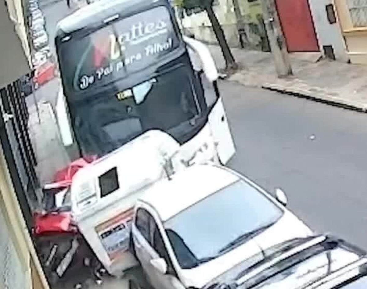 ببینید ا لحظه هولناک آتش گرفتن اتوبوس در برزیل