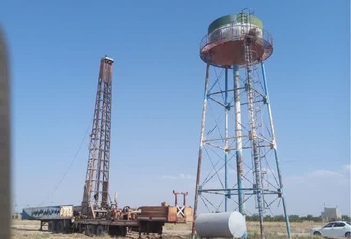 حفر چاه مذکور در پی کاهش دبی آب چاه قدیمی این روستا و در راستای رفع تنش آبی ۱۴۰۴ صورت گرفته است.