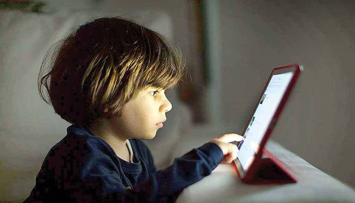 دنیای کودکان و نوجوانان امروز ایران به شکل جدایی‌ناپذیری با اکوسیستم پیچیده بازی‌های دیجیتال گره خورده است. گوشی‌های هوشمند و تبلت‌ها دیگر نه یک ابزار لوکس، که به پنجره‌ای دائمی به جهان‌های مجازی تبدیل شده‌اند.