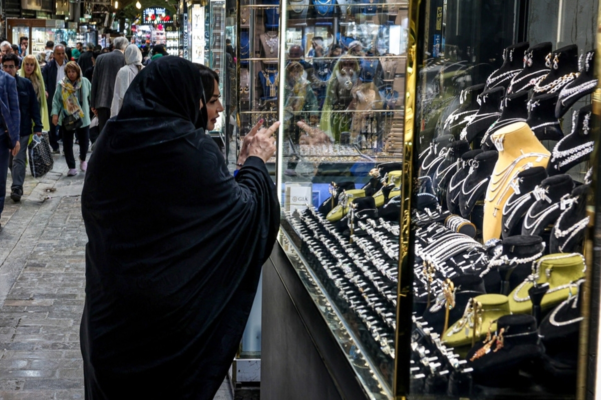 بازار طلای تهران با وجود تعطیلی بازارهای جهانی طلا، امروز (یکشنبه، ۲۰ مهرماه) به دلیل تحولات سیاسی در جهان به‌ویژه خاورمیانه و غزه، با ریزش همراه بود.