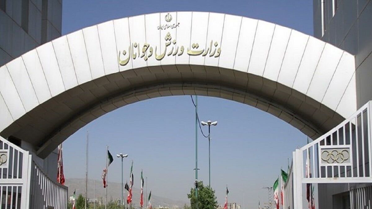 سال‌ها از خاموشی سازمان ملی جوانان می‌گذرد‌؛ نهادی که روزگاری با وعده‌های بزرگ برای نسل جوان پا به میدان گذاشت اما در گرداب ناکارآمدی و انتقادها فرو رفت. این روزها در حالی که جوانان با دغدغه‌هایی نو و پیچیده‌تر از همیشه دست و پنجه نرم می‌کنند، خبر احیای این سازمان بار دیگر نگاه‌ها را به سمت وزارت ورزش و جوانان چرخانده است. آیا این بازگشت، نویدبخش تحولی واقعی برای نسلی است که دیگر با تعاریف قدیمی و ساختارهای کهنه همخوانی ندارد، یا صرفا تلاشی است برای زنده کردن نامی که سال‌ها پیش در خاطره‌ها مدفون شد؟