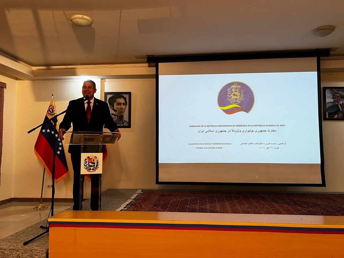 خوسه رافائل سیلوا آپونته در نشست خبری و در جمع خبرنگاران ایرانی گفت: برای آغاز صحبت می‌خواهم سخنی از سیمون بولیوار نقل کنم که در نامه‌ای نوشت «به نظر می‌رسد تقدیر این چنین خواسته که آمریکا به نام آزادی، آمریکای لاتین را گرفتار کند» امروز می‌توانیم ببینیم که دیدگاه سیمون بولیوار تنها مختص ونزوئلا نبود و کل دنیا را شامل می‌شود.