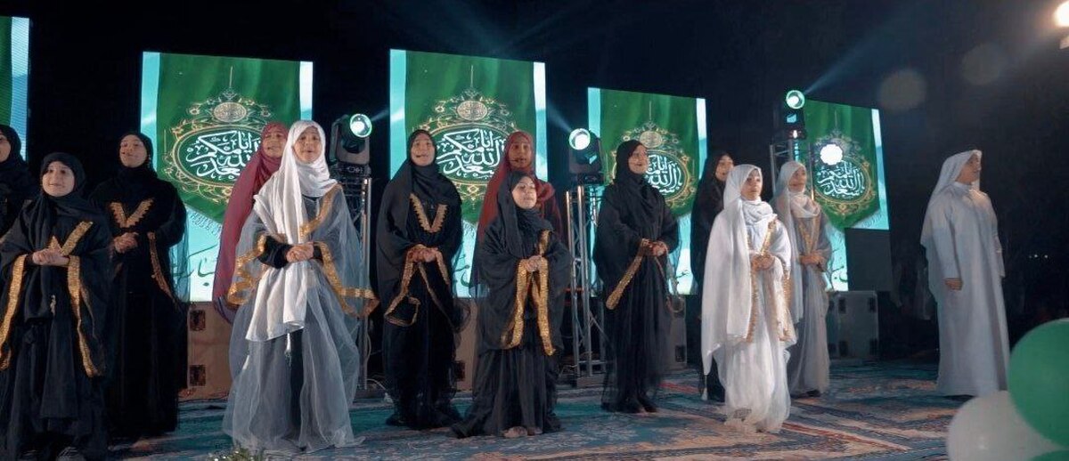 این هفته، دوربین‌های برنامه «ایران سرود» به استان اصفهان و شهر اهواز رفته‌اند تا گروه سرود «المهدیون» را به مخاطبان معرفی کنند. 
این گروه، با ملودی الهام غوابش و شعری از علی صالحی، نماهنگ «بابانا حیدر» را اجرا کرده‌اند؛ یکشنبه و چهارشنبه از شبکه دو سیما و شبکه امید پخش شده است.