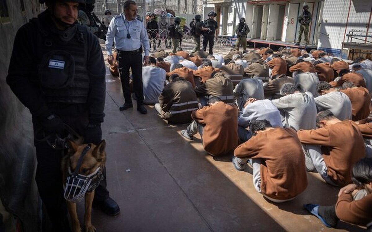 گاردین با انتشار روایت‌های زندانیان آزادشده فلسطینی؛ شکنجه، شرایط غیرانسانی و مجازات جمعی را بخشی ساختاری از نظام زندان‌های اسرائیل دانسته که نقض سیستماتیک حقوق بشر بوده و نیازمند پاسخگویی فوری جامعه جهانی است.