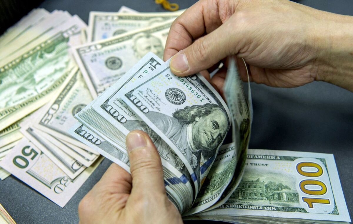 بازگشت ارز‌های صادراتی هم از منظر سیاست‌گذاری ارزی و هم از نظر تامین ارز مورد نیاز کشور، یکی از مهم‌ترین و بحث‌برانگیزترین موضوعات اقتصاد ایران در سال‌های اخیر بوده است. بازگشت ارز صادراتی یعنی صادرکنندگان پس از صادرات و فروش کالاها و خدمات خود در بازارهای خارجی، ارز حاصل از آن را طبق مقررات به کشور بازگردانند و در چرخه رسمی بانک مرکزی عرضه کنند. هدف از این سیاست، تامین ارز برای واردات و کنترل بازار ارز است.