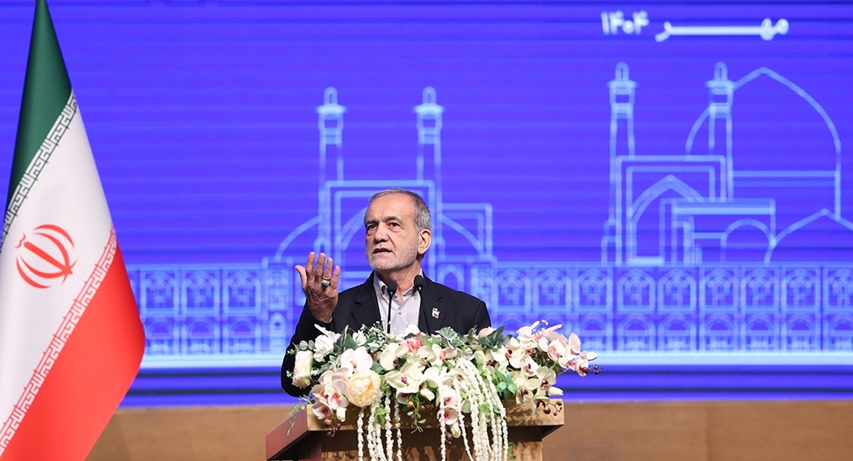 رئیس جمهور با بیان اینکه، به انسانی می‌گویند انسان که با تمام وجودش دانایی و توانایی و علمش را برای گره‌گشایی از مشکلات مردمش هزینه کند، خاطرنشان کرد: ما در دولت تلاش می‌کنیم بستر چنین آموزشی را فراهم کنیم. اینکه در کلاس فقط بنشینیم و گوش بدهیم و حفظ کنیم، کافی نیست.