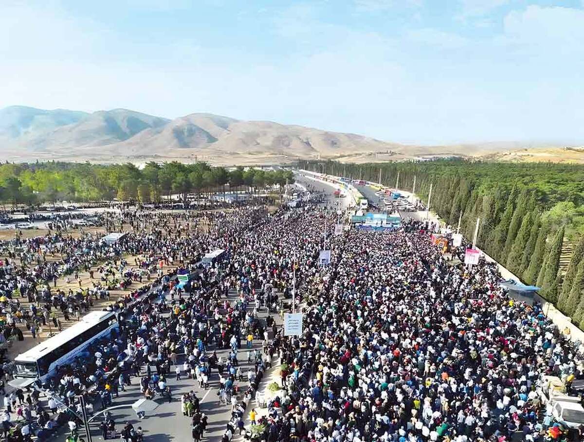 رویداد «ایران‌جان، فارس ایران‌»، روز گذشته به پایان رسید تا با ثبت بزرگ‌ترین پیاده‌روی خانوادگی در شیراز، با مشارکت این خانواده‌ها کار خود را به اتمام برساند. بر این اساس، خانواده‌های شیرازی مسیری در حدود ۴کیلومتر را پیاده‌روی کردند.