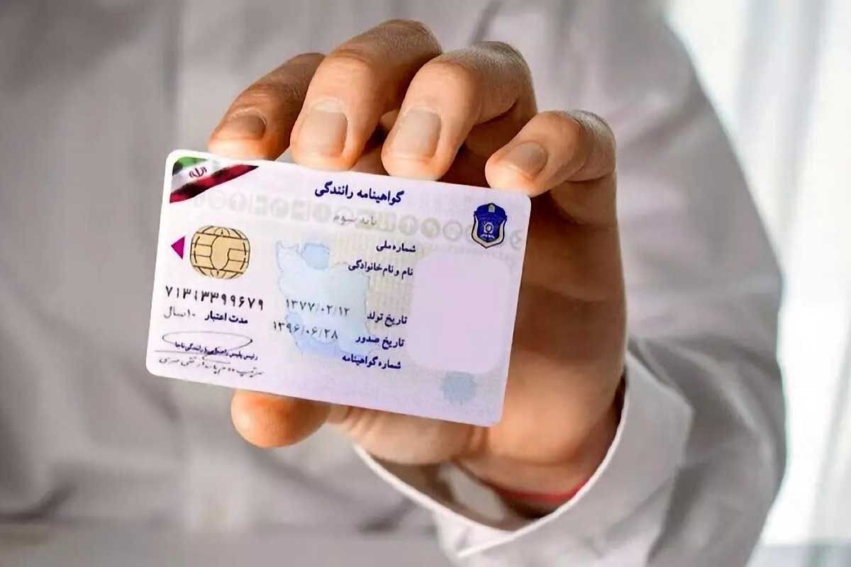 سرهنگ آرش امیری، رییس مرکز صدور گواهینامه پلیس راهور فراجا از صدور حدود ۶ میلیون گواهینامه دو زبانه خبر داد و گفت از این پس تمامی گواهینامه‌های جدید و تمدیدی به صورت دو زبانه (فارسی و انگلیسی) صادر می‌شود.