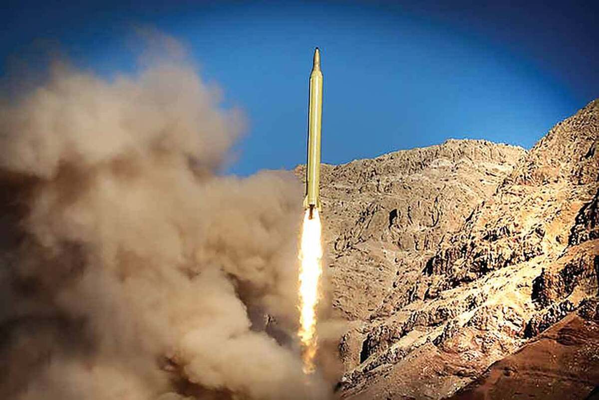 در قلب استحکامات زیرزمینی ایران جایی که شهرهای موشکی نیروی هوافضای سپاه پاسداران انقلاب اسلامی چون دژهای پولادین از استقلال و عزت ملت حراست می‌کنند، نسخه‌های ارتقایافته موشک‌های بالستیک «قدر» و «عماد» رونمایی شد.این مسأله که از یکی از پایگاه‌های زیرزمینی در رسانه‌ملی پخش شد، گواهی بر پیشرفت‌های بومی ایران در فناوری دفاعی است و پیامی روشن از بازدارندگی و آمادگی در برابر هرگونه تهدید خارجی به‌خصوص در فضای پس از جنگ تحمیلی ۱۲روزه به‌شمار می‌رود.