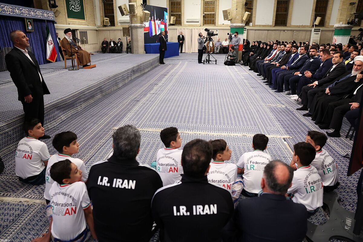 فیلم کامل بیانات صبح امروز رهبر انقلاب در دیدار قهرمانان و مدال‌آوران ورزشی و المپیادهای علمی جهانی را مشاهده کنید.