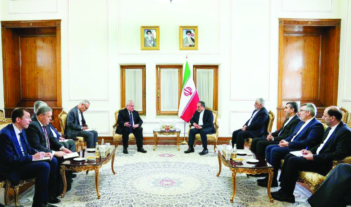 الکساندر لاورنتیف، نماینده ویژه ولادیمیر پوتین در امور سوریه، دیروز طی سفری به تهران با سیدعباس عراقچی، وزیر امور خارجه ایران و علی لاریجانی، دبیر شورای عالی امنیت ملی، دیدار کرد. براساس گزارش‌های رسمی، محور اصلی گفت‌وگوها تحولات منطقه‌ای، به‌ویژه وضعیت سوریه و بحران غزه بوده است. گمانه‌زنی می‌شود که مسائل مرتبط با امنیت منطقه‌ای و مقابله با تروریسم نیز در دستور کار قرار داشته باشد.