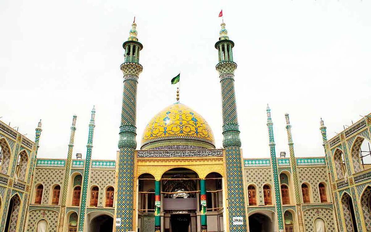 سیدمحمدامین آل‌یس متولد ۲۶ بهمن سال ۱۳۶۶ در شیراز. تحصیلات ابتدایی، راهنمایی و دبیرستان را در مجتمع آموزشی دانشگاه شیراز سپری کرد؛ دوران کارشناسی و کارشناسی‌ارشد در رشته زمین‌شناسی با گرایش اقتصادی را در دانشگاه آزاد اسلامی شیراز گذراند و در سال ۱۳۹۲ به پایان رساند. از سال ۱۳۸۵ کار نوشتن را در فضای شعر آغاز کرد و در سال‌های بعد به نمایشنامه‌نویسی، رمان و سایر گرایش‌های ادبی پرداخت.