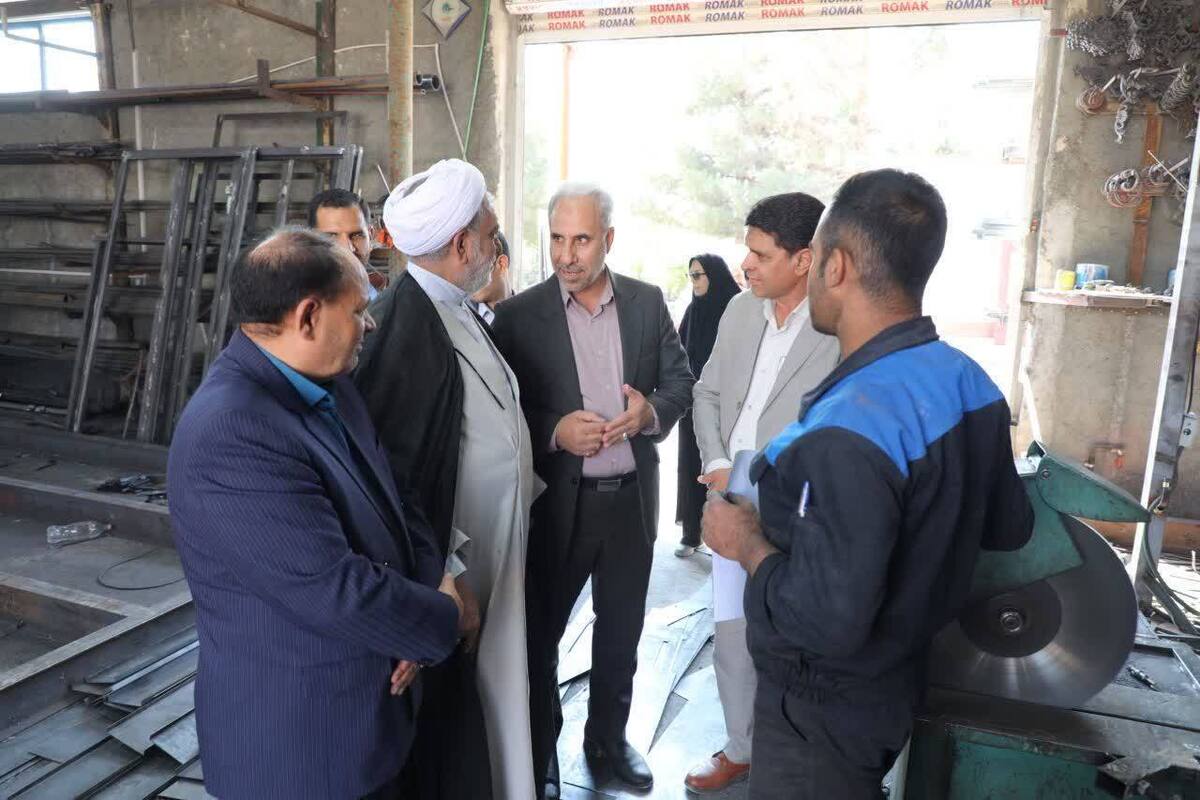 مدیرکل زندان‌ها و اقدامات تأمینی و تربیتی استان کرمان گفت: بیش از ۱۰۰ کارگاه تولیدی کوچک و بزرگ در زندان‌های استان فعال است و دو هزار زندانی در این کارگاه‌ها به مشغول به کار هستند.