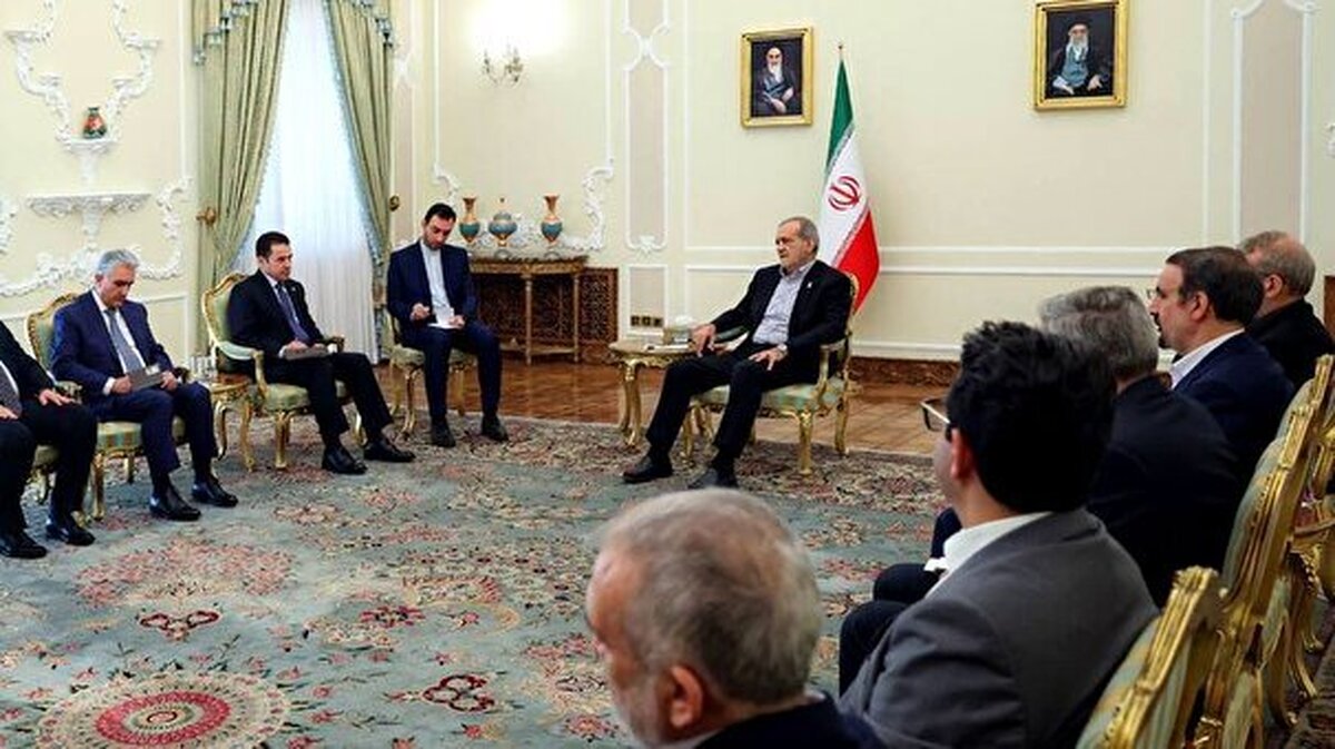 رئیس جمهور از اتصال شبکه حمل‌ونقل ریلی ایران و عراق به عنوان یکی از مهم‌ترین محور‌های همکاری‌های فیمابین نام برد و گفت: تسریع در اجرای این پروژه، افزون بر تقویت مناسبات تجاری، اقتصادی و فرهنگی میان دو کشور پیوند‌های اقتصادی را تحکیم می‌کند.