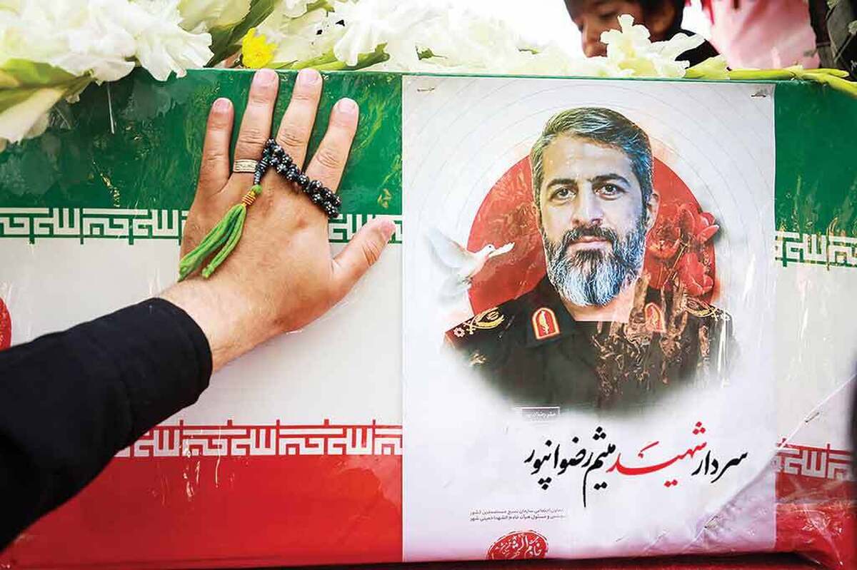 خمینی‌شهر اصفهان در گذشته معروف به سده (سه‌دژ) بود و شامل سه محله می‌شد؛ محله‌هایی که یادگار دوران سلجوقیان و مبارزه با حمله افغان‌ها هستند. معروف است اسکندر مقدونی هم به سده حمله کرده اما این شهر که آیت‌الله بروجردی آن را حسینیه اصفهان و حسینیه ایران نامید با نام امام حسین(ع) عجین است.