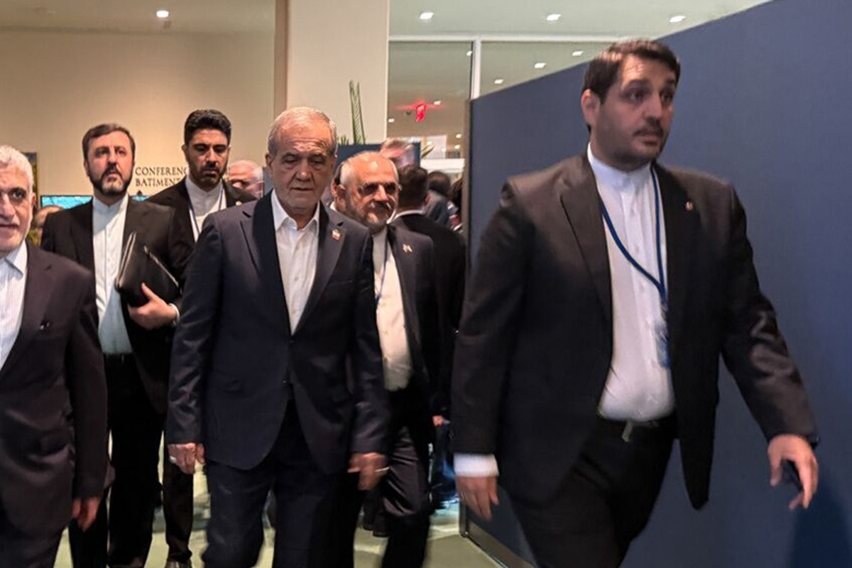 معاون تشریفات دفتر رئیس‌جمهور گفت: نمایندگان ملت ایران بویژه رئیس‌جمهور و وزیر امور خارجه پرتلاش و کاربلد، همه اهداف و برنامه‌های از پیش طراحی شده را در سفر به نیویورک تا امروز با اقتدار در حال پیگیری و اجرا هستند.