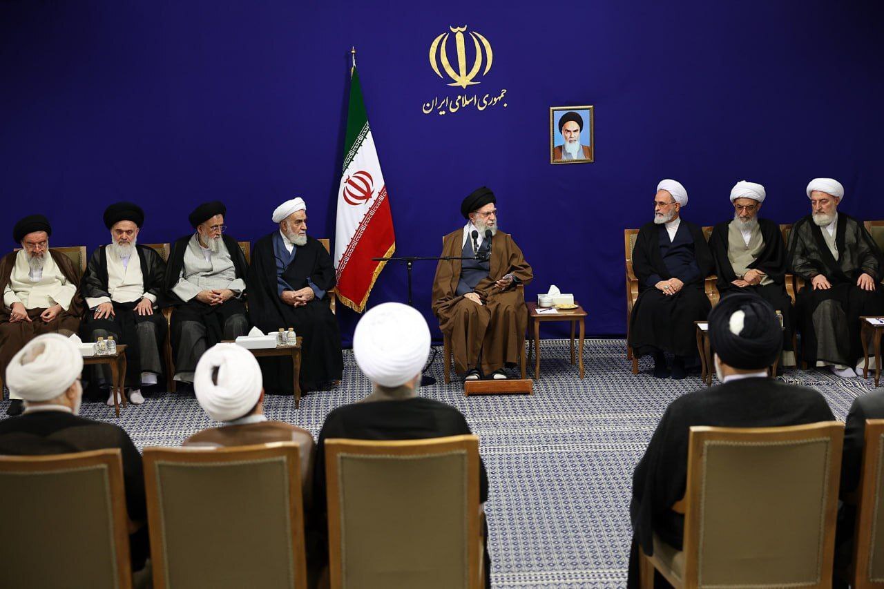 عکس ا دستاندرکاران برگزاری گردهمایی بینالمللی بزرگداشت آیتاللّه میرزا محمّدحسین نائینی با رهبر انقلاب دیدار کردند. عکس ا دستاندرکاران برگزاری گردهمایی بینالمللی بزرگداشت آیتاللّه میرزا محمّدحسین نائینی با رهبر انقلاب دیدار کردند.