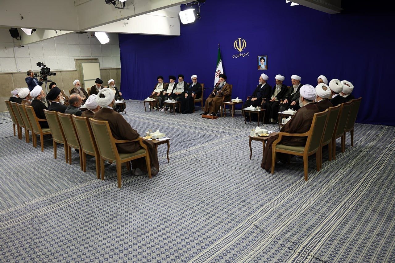 عکس ا دستاندرکاران برگزاری گردهمایی بینالمللی بزرگداشت آیتاللّه میرزا محمّدحسین نائینی با رهبر انقلاب دیدار کردند. عکس ا دستاندرکاران برگزاری گردهمایی بینالمللی بزرگداشت آیتاللّه میرزا محمّدحسین نائینی با رهبر انقلاب دیدار کردند.