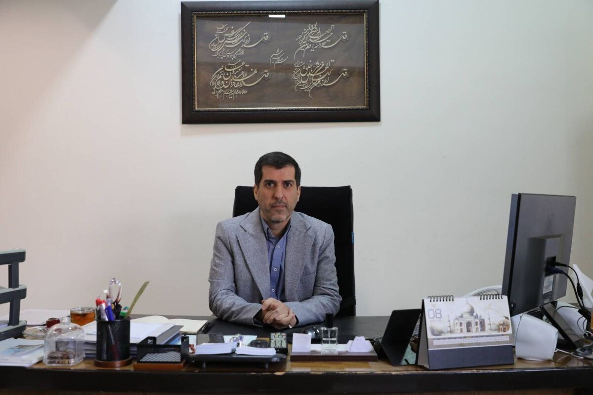 وقتی تهدیدها چهره‌های تازه‌ای به خود گرفته‌اند و جنگ‌ها از مرزهای نظامی فراتر رفته‌اند، پدافند غیرعامل بیش از هر زمان دیگری معنا می‌یابد؛ مفهومی که به گفته فرزاد امانی، مدیرکل تولید و فنی صدا و دبیر کمیته مدیریت بحران و پدافند غیرعامل معاونت صدا، تمرینی مداوم برای حفظ تاب‌آوری ملی است. او باور دارد پدافند غیرعامل فقط در هفته‌ای از تقویم خلاصه نمی‌شود، بلکه فرآیندی دائمی از یادگیری، تمرین و مسئولیت‌پذیری است.