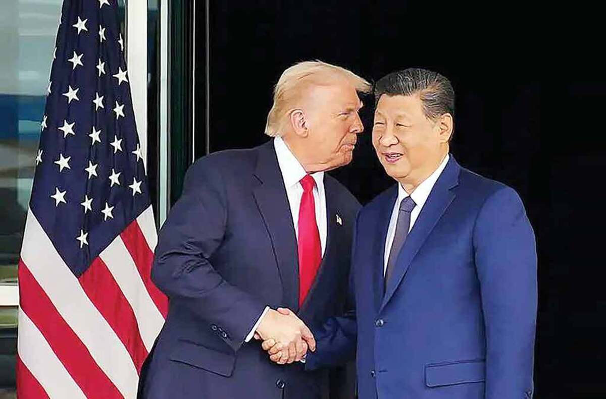 ۱۲از۱۰؛ امتیازی که دونالد ترامپ به دیدار خود باشی جین‌پینگ دربوسان کره‌جنوبی درتاریخ۳۰اکتبر داد. رئیس‌جمهور آمریکا طبق معمول با لحنی پر از اعتمادبه‌نفس سخن می‌گفت و جهان نیز بی‌تردید باید از این‌که دو اقتصاد بزرگ دنیا تمایلی به جدایی از یکدیگر، چه رسد به چانه‌زنی بر سر وضعیت تایوان ندارند، احساس آسودگی کند‌؛ چراکه هریک از این دو نتیجه می‌توانست هزینه‌ای سنگین بر آسیا و جهان تحمیل کند. بااین‌حال، توافق دو طرف مبهم و موقتی به نظر می‌رسد و همین امر نشان می‌دهدکه مهم‌ترین رابطه جهان همچنان بر شن‌های روان بناشده است.